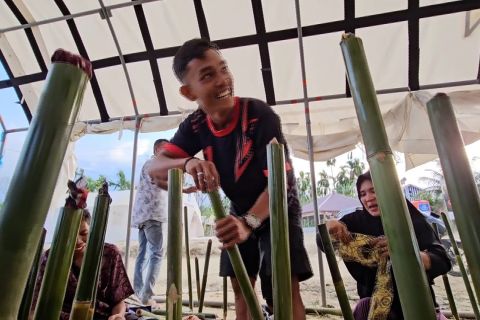 Warga Sijudo Aceh Timur siapkan obor untuk pawai malam takbiran