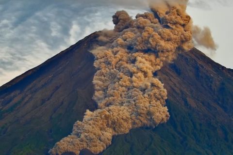 Gunung Semeru luncurkan awan panas hingga 3,5 km