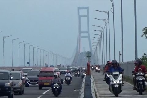 Kendaraan pemudik padati Jembatan Suramadu
