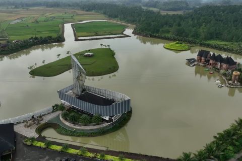 Mengunjungi "masjid perahu" yang jadi ikon rest area di Wanareja
