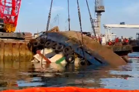 Musibah kapal terbalik di PT ASL Batam, seorang ABK berhasil selamat