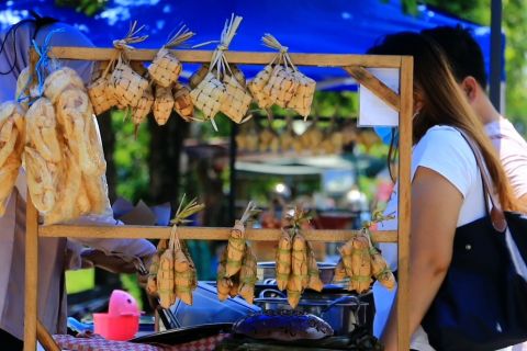 Pedagang ketupat opor raup untung dari tradisi Lebaran di Mataram