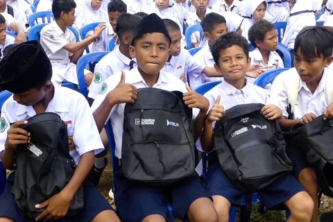 Pelni Ambon bagi dua ribu paket sekolah untuk siswa