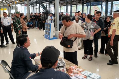 Penumpang kereta api tukar uang baru di Stasiun Solo Balapan