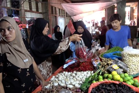 Penyintas bencana Agam belanja kebutuhan Lebaran di Pasar Kayu Pasak