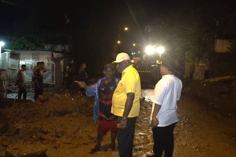 Hujan deras picu longsor di Jayapura, akses jalan sempat tertutup