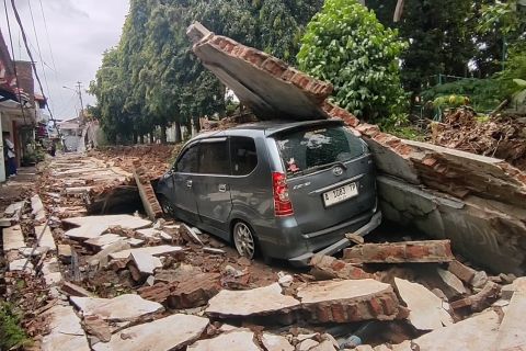 Pagar tembok Rumah Dinas Wali Kota Cilegon ambruk, timpa mobil warga