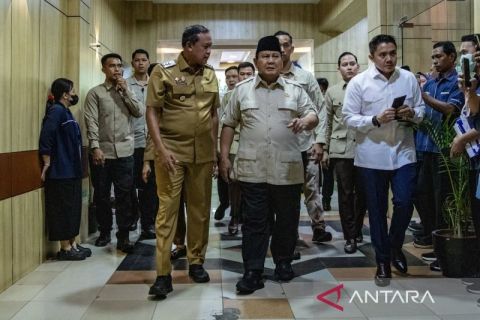 Presiden Prabowo jenguk korban kecelakaan KA Argo Bromo dan KRL di RSUD Bekasi