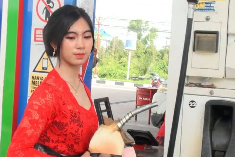 Berkebaya di SPBU Palangka Raya, karyawati sampaikan pesan kesetaraan