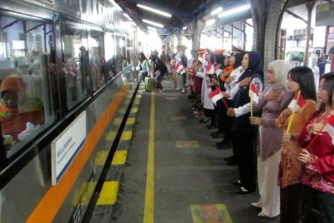 Cara karyawati KAI Daop 9 peringati Hari Kartini di stasiun Jember
