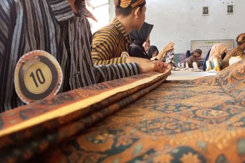 Peringati hari Kartini dengan lomba mewiru jarik di Sragen