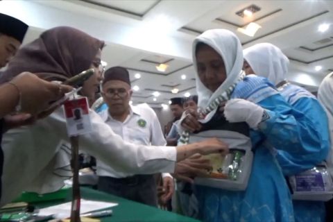 PPIH embarkasi Surabaya layani calon haji gelombang pertama