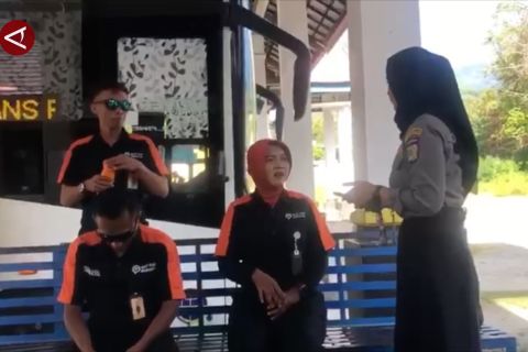 Sopir bus wanita dan nakes berkebaya rayakan Hari Kartini di Kota Palu
