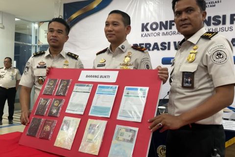 Kerja di Batam pakai visa kunjungan, 6 WNA diamankan