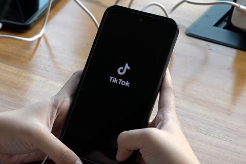 TikTok tutup 1,7 juta akun anak, Menkomdigi minta platform lain ikuti