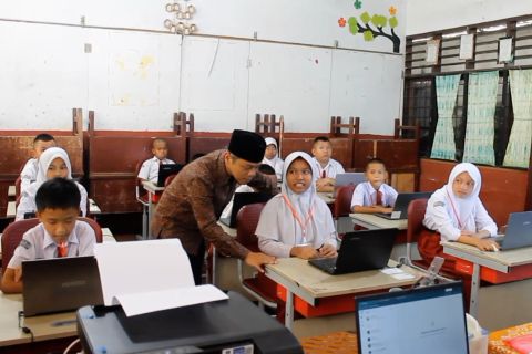 Wamendikdasmen pantau pelaksanaan TKA di dua SD di Medan