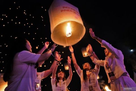 Bringing a message of peace, 2,570 lanterns released at Borobudur