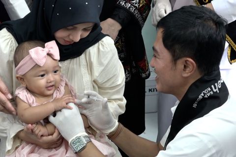Wamenkes usul imunisasi digelar Sabtu agar ayah bisa ikut mengantar