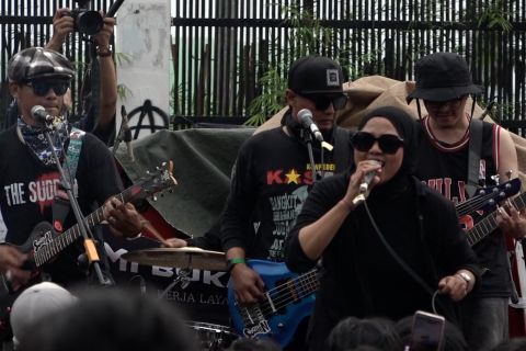 Aksi massa buruh di depan Gedung DPR diwarnai penampilan musik