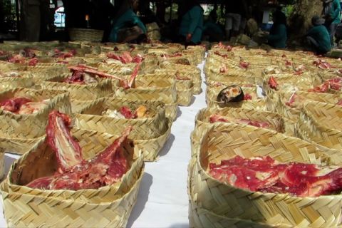 Besek bambu jadi wadah daging kurban di Jember