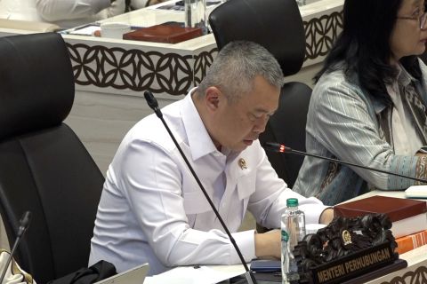 Menhub tunggu hasil investigasi KNKT terkait insiden kereta di Bekasi