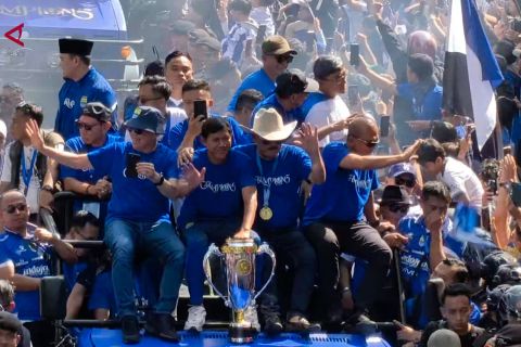 Pawai trofi hattrick Persib disambut lautan bobotoh