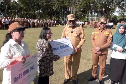 Pemkot Jayapura salurkan santunan kematian kepada pekerja rentan