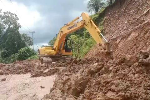 Pemprov Sumbar kerahkan alat berat atasi jalan longsor di Palembayan