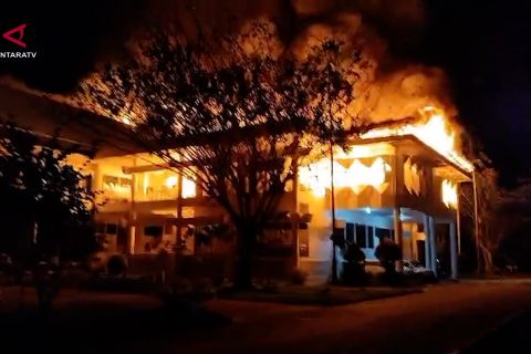 Petugas padamkan kebakaran di kawasan Kantor Bupati Bulungan Kaltara