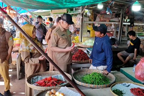 Pemkot Cilegon ingatkan para pedagang tak timbun kebutuhan pokok