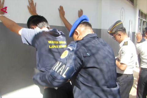 Cegah peredaran narkoba, petugas gabungan geledah Lapas Jember