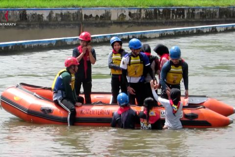 Tagana Jember latih anggota muda teknik penyelamatan di air
