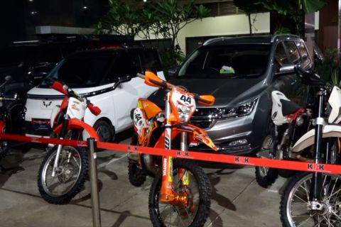 KPK sita barang bukti OTT kantor imigrasi Jakarta Barat