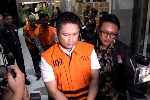 KPK tahan tiga tersangka kasus korupsi gedung Pemkab Lamongan
