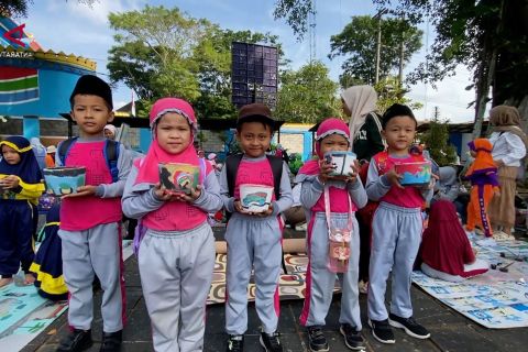 Melukis gerabah jadi media kenalkan budaya lokal