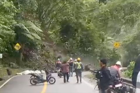 Polisi tutup sementara jalan di Kawasan Lembah Anai dampak longsor