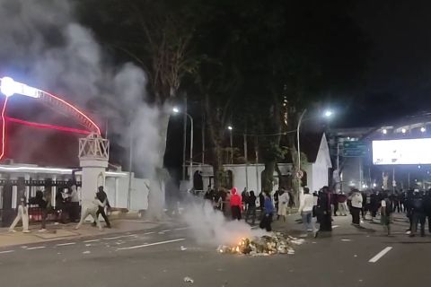 Polisi pukul mundur aksi massa berujung anarkis di Grahadi