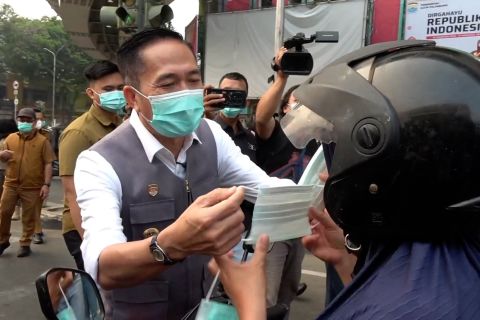 Pemkot Palembang bagikan 16.500 masker antisipasi kabut asap