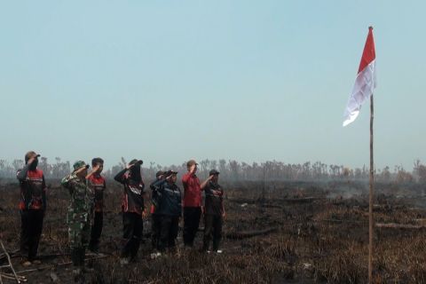 Merah Putih berkibar di tengah asap karhutla, relawan tetap berjuang