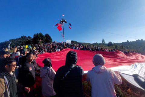 Ratusan pendaki kibarkan bendera raksasa di Gunung Prau Wonosobo