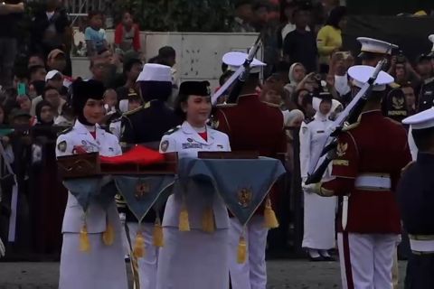 Kirab pengembalian bendera pusaka & teks proklamasi tiba di Monas
