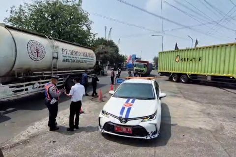 Dishub Cilegon kerahkan petugas atasi antrean truk di SPBU