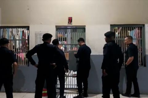 Aparat gabungan geledah 60 kamar hunian Lapas Kendari