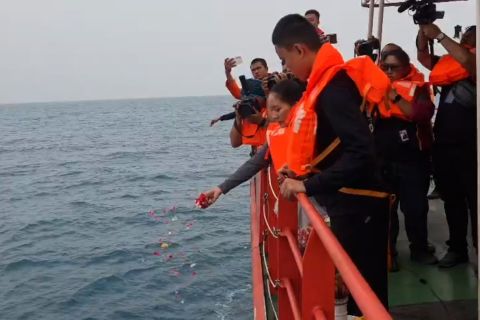 Keluarga jurnalis iNews tabur bunga di lokasi hilangnya speedboat