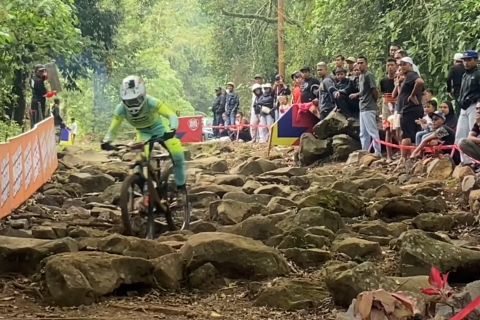 Ratusan pebalap adu kecepatan dalam Big Downhill 2026 Banyuwangi
