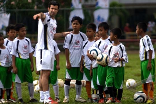 Luis Figo Latih Singkat Pemain Muda Indonesia