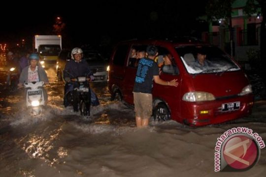 Banjir rob akibatkan penyusutan garam di Probolinggo