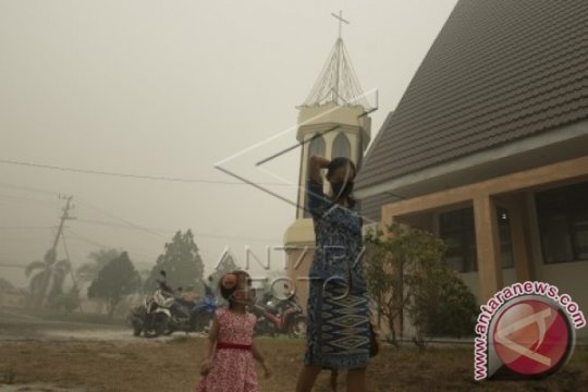 Misa Gereja Sion di Tengah Kabut Asap Page 3 Small