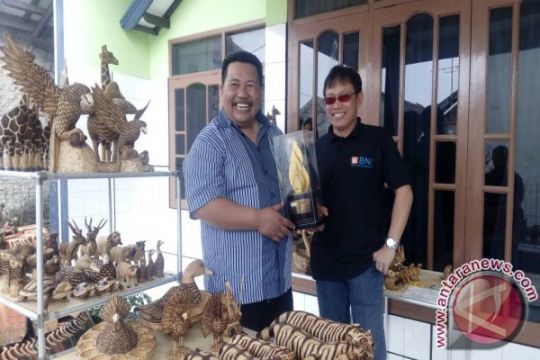 Hewan kayu ukiran solder dari Cikole