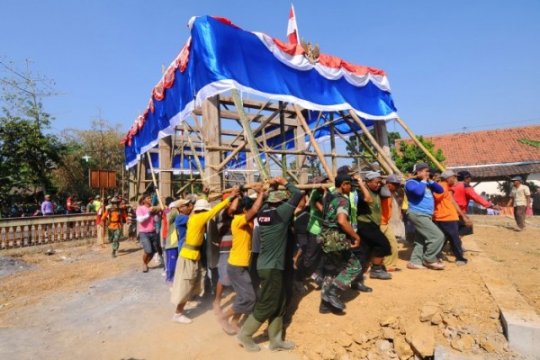 GOTONG ROYONG MENGUSUNG PENDOPO Page 1 Small